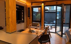 Hermoso monoambiente de diseño único, con patio, en el centro de SMA. 4v5
